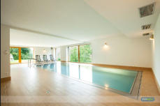 Stunning Niveko Overflow Pool